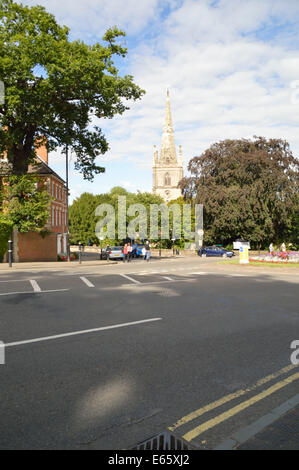 Vista in lontananza la chiesa di San Nicola in Warwick Foto Stock