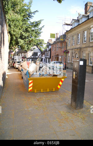 A SALTARE piena di spazzatura sul marciapiede in Warwick Street Foto Stock