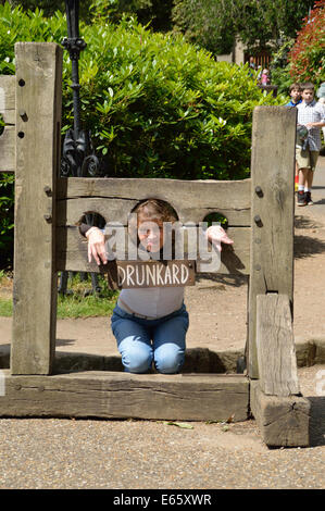 Donna in stock per comportamento ubriaco al Castello di Warwick Foto Stock
