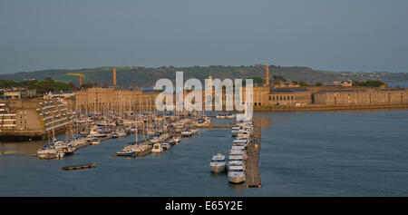 Una vista del Royal William Yard immerso nella luce del sole serale Foto Stock