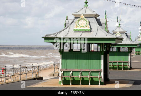 Il lungomare di rifugio per i turisti a sedersi North Shore di Blackpool Inghilterra REGNO UNITO Foto Stock