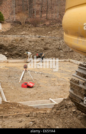 Vista ingrandita di un bulldozer della via, pronti per continuare con la costruzione di un home fondazione. Nota apparecchiatura di rilevazione. Foto Stock