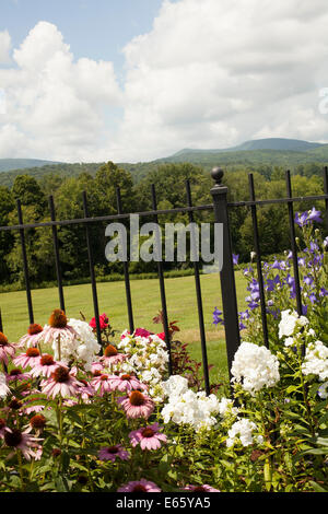 Una superba vista della Taconic mountains ed espressiva attraverso una ferro battuto recinzione di una casa a Williamstown nel Massachusetts. Foto Stock