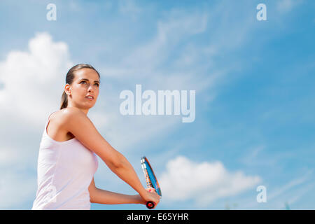 Giovane donna giocando a tennis Foto Stock