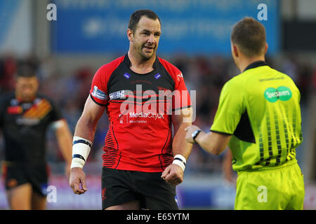 Manchester, Regno Unito. Il 15 agosto, 2014. Super League Rugby. Salford Red Devils contro draghi catalano. Adrian Morley di Salford Red Devils parla con l'arbitro Credito: Azione Sport Plus/Alamy Live News Foto Stock