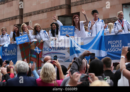 Glasgow, Scozia, Regno Unito, venerdì, 15 agosto, 2014. Gli atleti del team scozzese che partecipano a una sfilata nel centro della città per ringraziare il pubblico per il loro sostegno durante i Giochi del Commonwealth di Glasgow 2014