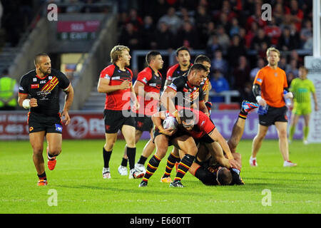 Manchester, Regno Unito. Il 15 agosto, 2014. Super League Rugby. Salford Red Devils contro draghi catalano. Adrian Morley di Salford Red Devils rompe attraverso un affrontare Credito: Azione Sport Plus/Alamy Live News Foto Stock