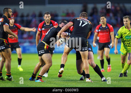 Manchester, Regno Unito. Il 15 agosto, 2014. Super League Rugby. Salford Red Devils contro draghi catalano. Adrian Morley di Salford Red Devils è affrontato da Elliott Whitehead di Catalans Dragons Credito: Azione Sport Plus/Alamy Live News Foto Stock