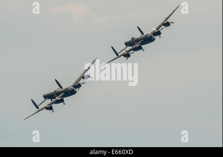 Due Avro Lancasters a 'Airbourne' - l'Airshow di Eastbourne. Bombardiere Lancaster aerei che volano in formazione Foto Stock