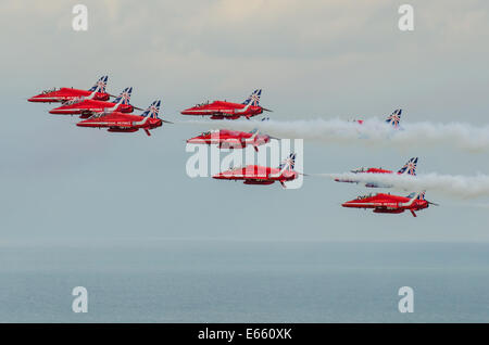 Le frecce rosse a 'Airbourne' - l'Airshow di Eastbourne volare sopra il mare Foto Stock