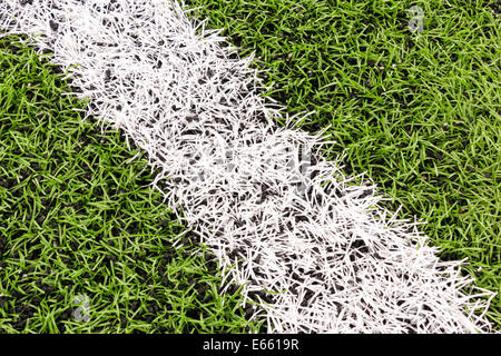 Linea bianca dipinta sul tappeto erboso artificiale al campo di calcio Foto Stock