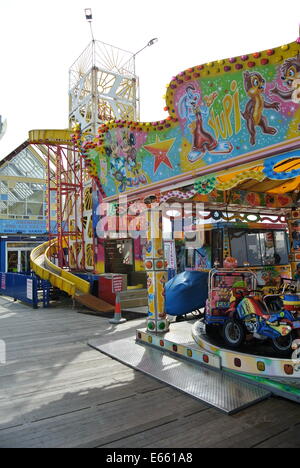 Pier di Blackpool, luna park giostre Foto Stock