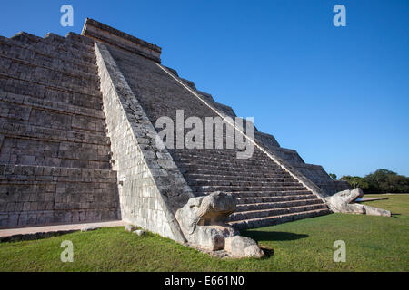 Le scale di El Castillo piramide di Chichen-Itza, Yucatan, Messico. Foto Stock