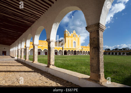 L'ex convento di San Antonio De Padova in Izamal, Yucatan, Messico. Foto Stock