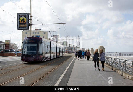 Tram elettrico sul lungomare di Blackpool Lancashire Regno Unito e la famosa torre Foto Stock
