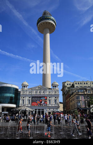 Radio City Tower, dalla trafficata area commerciale Williamson Square, Liverpool, il Merseyside, NW England, Regno Unito Foto Stock