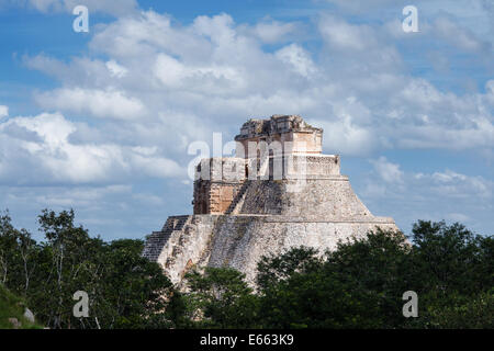 Lo stregone la piramide sorge fuori della giungla di Uxmal, Yucatan, Messico. Foto Stock