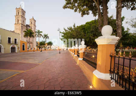 La cattedrale e Plaza di Valladolid, Yucatan, Messico. Foto Stock