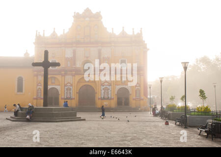 Una mattinata nebbiosa nella plaza di San Cristobal de las Casas, Chiapas, Messico. Foto Stock