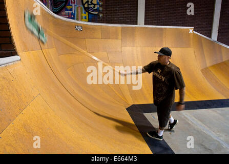 Costa Mesa, California, Stati Uniti d'America. 29 Luglio, 2008. Legenda per la corsa su skateboard Jay Adams è fuori di prigione e felice di avere un posto di lavoro a fare ciò che deve essere fatto il intorno a Hurley surf/pattino sede aziendale Credito: Mark Avery/ZUMAPRESS.com/Alamy Live News Foto Stock