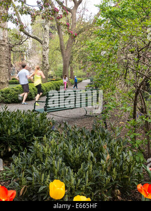 Giovane Jogging , Gramercy Park, New York, Stati Uniti d'America Foto Stock