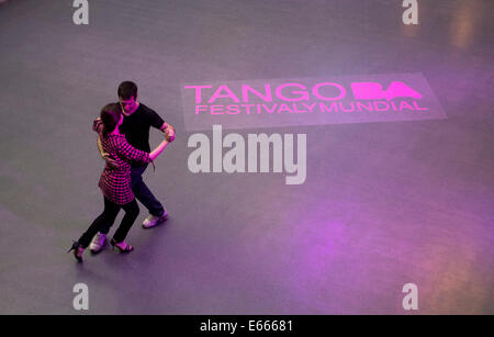 Buenos Aires, Argentina. Il 15 agosto, 2014. Un paio di balli tango durante il Festival di Tango di Buenos Aires, Argentina, il 15 agosto 2014. Credito: Martin Zabala/Xinhua/Alamy Live News Foto Stock
