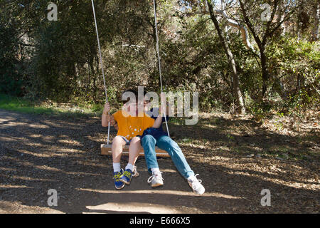 Due ragazzi giocare in un parco naturale. Foto Stock