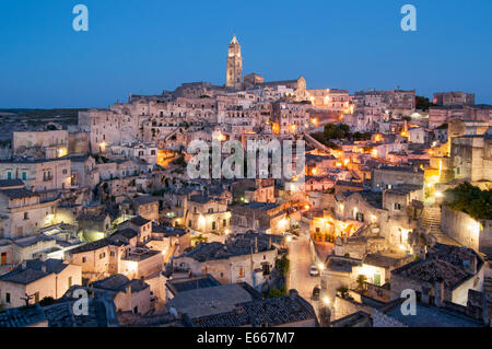 Sasso Barisano al crepuscolo, Sassi di Matera, Basilicata, Italia Foto Stock