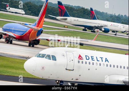 Una ridda di getti taxi per posizione dopo lo sbarco e prima del decollo al mondo aeroporto più trafficato, Atlanta International. Stati Uniti d'America. Foto Stock