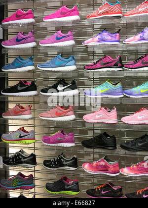 Nike con logo Swoosh, scarpe atletiche, campi sportivi nell'Holiday Village Mall, Great Falls, MT, USA Foto Stock