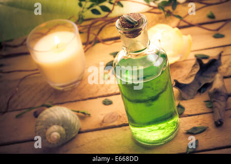 Lozione per il corpo e candele aromatiche come parte di una sessione presso la spa Foto Stock