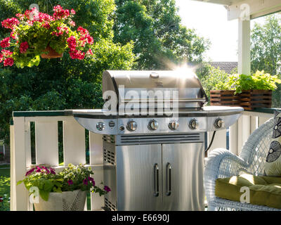 Invitante soleggiato terrazzo con fiori e Grill, STATI UNITI D'AMERICA Foto Stock