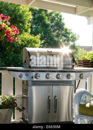 Invitante soleggiato terrazzo con fiori e Grill, STATI UNITI D'AMERICA Foto Stock