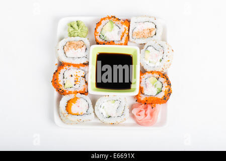 Diversi tipi di sushi sulla piastra, vista dall'alto Foto Stock