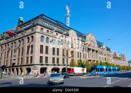 Stoccolma, Svezia - NK department store e il traffico della città Foto Stock