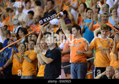 Houston, Texas, Stati Uniti d'America. Il 15 agosto, 2014. Houston fan Dynamo celebrare un traguardo da Houston Dynamo avanti Omar Cummings (7) nel novantesimo minuto durante un gioco di MLS tra la Houston Dynamo e la Philadelphia unione di BBVA Compass Stadium di Houston, TX su agosto 15th, 2014. La dinamo ha vinto il gioco 2-0. Credito: Trask Smith/ZUMA filo/Alamy Live News Foto Stock