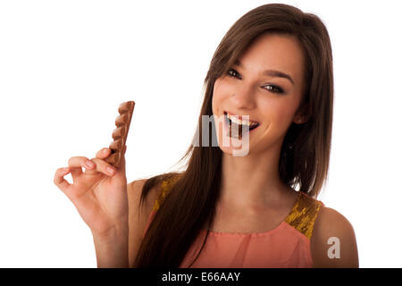 Bellissima giovane donna caucasica mangiando cioccolato isolate su sfondo bianco Foto Stock