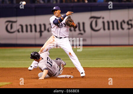 San Pietroburgo, FL, Stati Uniti d'America. Il 15 agosto, 2014. New York Yankees terzo baseman Chase Headley (12) forzata fuori a seconda base sotto Tampa Bay Rays shorstop Yunel Escobar (11) dopo una scelta fielders da New York Yankees diritto fielder Martin Prado (14) Nella quinta inning durante i New York Yankees a Tampa Bay Rays in campo Tropicana a San Pietroburgo, Fla. Venerdì, 15 agosto 2014. Credito: ZUMA Press, Inc/Alamy Live News Foto Stock
