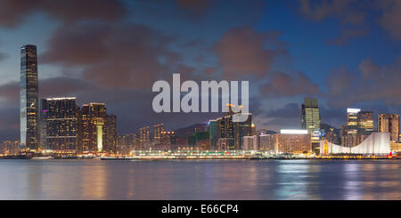 Tsim Sha Tsui e il West Kowloon skyline al tramonto, Kowloon, Hong Kong Foto Stock