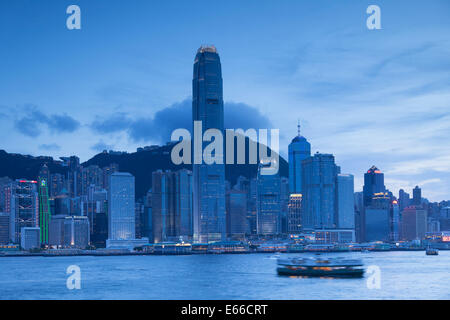 Lo skyline di centrale al tramonto, Isola di Hong Kong, Hong Kong Foto Stock