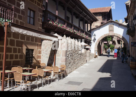 Calle de Caballeros in Poble Espanyol - Villaggio Spagnolo a Barcellona, in Catalogna, Spagna. Foto Stock