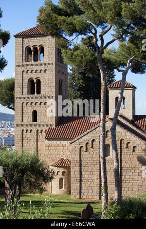Monastero romanico di Sant Miquel replica al Poble Espanyol - Villaggio Spagnolo a Barcellona, in Catalogna, Spagna. Foto Stock