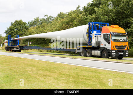 Pale per turbine eoliche su carrelli di trasporto ad una stazione di servizio autostradale in Danimarca Foto Stock