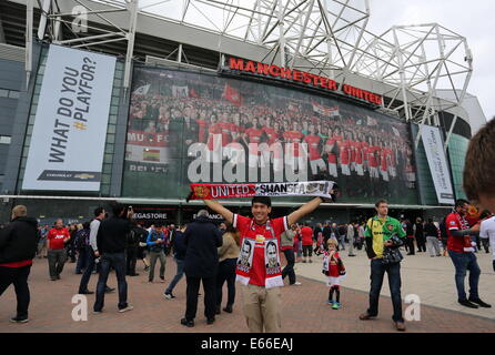 Manchester, Regno Unito. 16 Ago, 2014. Nella foto: un giovane tifoso di calcio con il suo foulard souvenir che posano per una foto al di fuori del Old Trafford. Sabato 16 Agosto 2014 Re: Premier League Manchester United v Swansea City FC presso l'Old Trafford, Manchester, Regno Unito. Credito: D Legakis/Alamy Live News Foto Stock