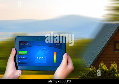 La temperatura di controllo di casa sul tablet. Connessione Wifi Foto Stock