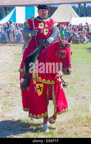 HINWIL, Svizzera - 18 Maggio: uomo non identificato in knight armor sul cavallo pronto per entrare in azione durante la ricostruzione del torneo ne Foto Stock