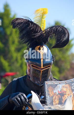 HINWIL, Svizzera - 18 Maggio: Uomini non identificati in knight armor sul cavallo pronto per entrare in azione durante la ricostruzione del torneo ne Foto Stock