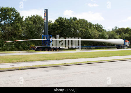 Pale per turbine eoliche su carrelli di trasporto ad una stazione di servizio autostradale in Danimarca Foto Stock