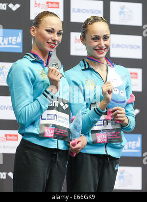 Berlino, Germania. 16 Ago, 2014. Lolita Ananasova e Anna Voloshyna dell'Ucraina presente medaglie d argento dopo il nuoto sincronizzato Duet libero finale di routine in occasione della trentaduesima LEN European Swimming Championships 2014 al Schwimm- und Palazzetto Europa-Sportpark im (SSE) di Berlino, Germania, 16 agosto 2014. Foto: Annibale/dpa/Alamy Live News Foto Stock