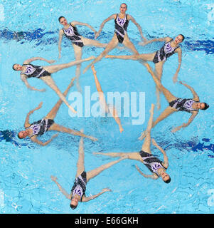 Berlino, Germania. 15 Ago, 2014. dpatopbilder Team di Ucraina compete nel nuoto sincronizzato libera combinazione preliminare al XXXII LEN European Swimming Championships 2014 al Schwimm- und Palazzetto Europa-Sportpark im (SSE) di Berlino, Germania, 15 agosto 2014. Foto: Annibale/dpa/Alamy Live News Foto Stock